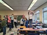 Schüler dekorieren ihren Klassenraum