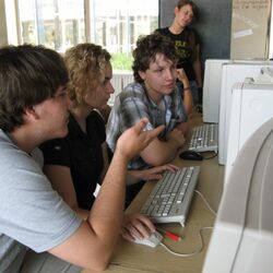 Schüler beim Test des neuen Netzwerks
