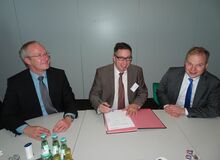 Bernd Kothes, Benedikt Waerder und Tobias te Neues (v.) bei der Vertragsunterzeichnung